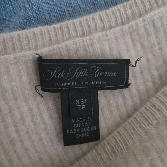 Saks Fifth Avenue Sweater XS Beige Cashmere Ribbed Comfy Cozy Minimalist Hi Lo - Picture 5 of 6